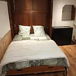 Deux Petites Maisons Separees-ville 度假居 *