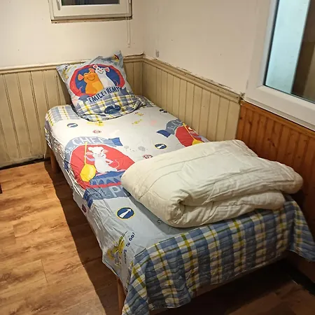 Deux Petites Maisons Separees-ville *