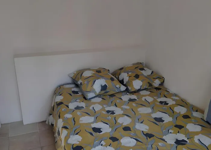 Deux Petites Maisons Separees-ville 度假居 *